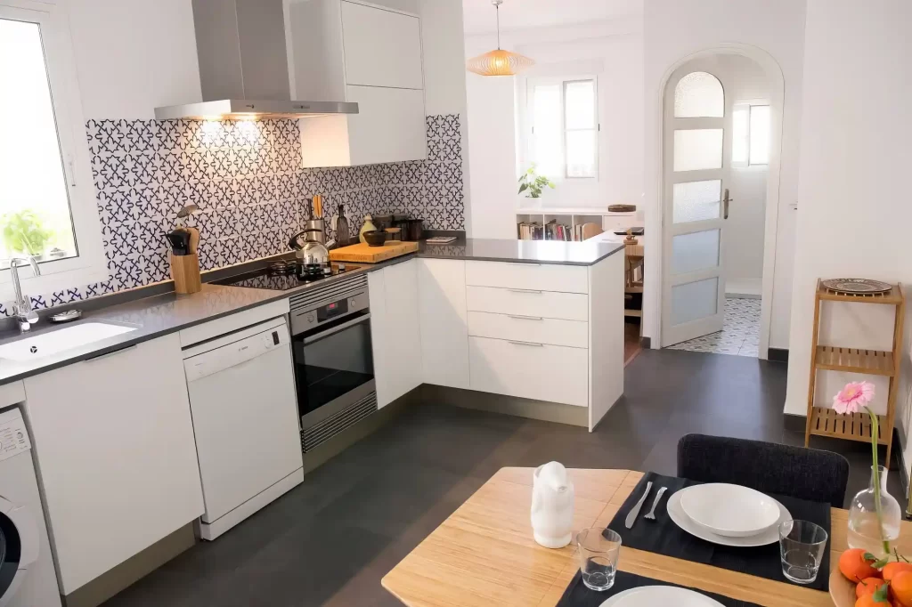 Full kitchen apartment rental in Valencia per month